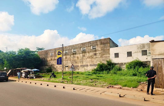 À VENDRE – TERRAIN DE 601 m² EN ANGLE, FAÇADE DE 40M AU BORD DU GOUDRON À HEDZRANAWOÉ