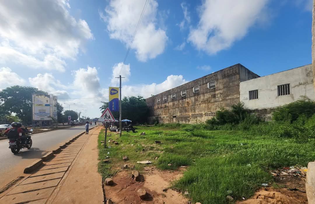 À VENDRE – TERRAIN DE 601 m² EN ANGLE, FAÇADE DE 40M AU BORD DU GOUDRON À HEDZRANAWOÉ