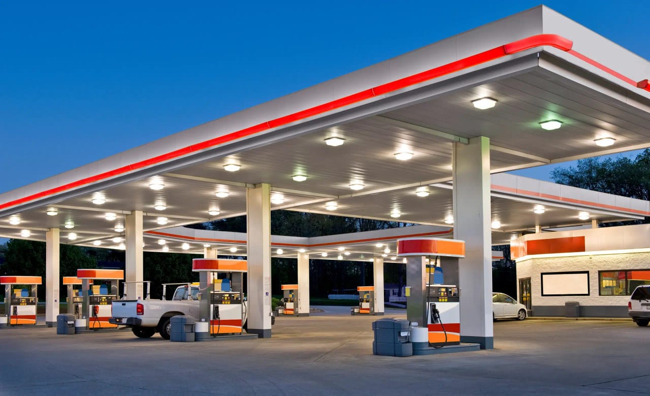 STATION-SERVICE À VENDRE SUR LA ROUTE DU CONTOURNEMENT – 2 LOTS AVEC RESTAURANT & BUVETTE – TITRE FONCIER – 2 MILLIARDS