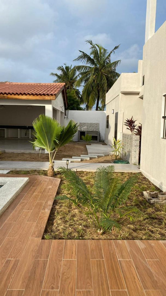 LOMÉ – BAGUIDA AVÉPOZO – VILLA 7 PIÈCES AVEC PISCINE À VENDRE