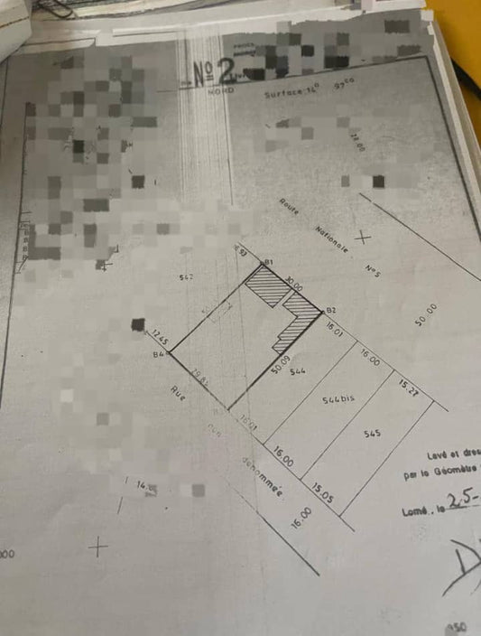 LOMÉ – ADIDOGOMÉ DOUANE – 3 LOTS À VENDRE EN BORDURE DE GOUDRON