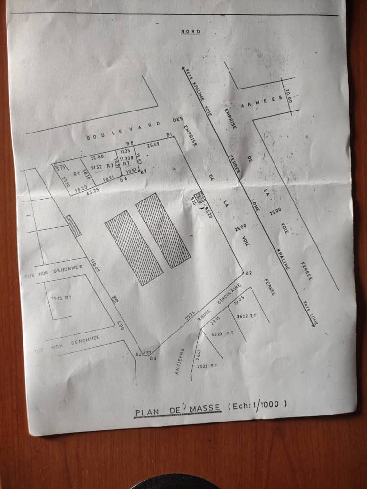 LOMÉ – TOKOIN GBADAGO – TERRAIN DE 14 LOTS AVEC IMMEUBLE À VENDRE