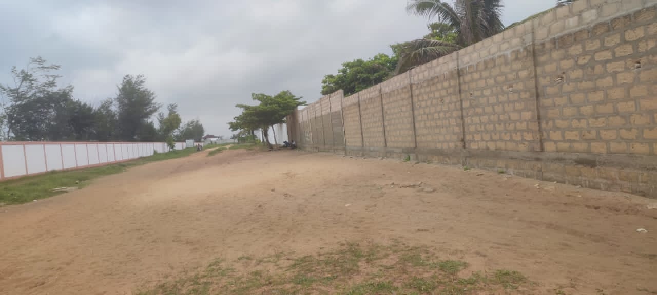 UN DOMAINE À VENDRE À BAGUIDA EN BORDURE DE LA MER