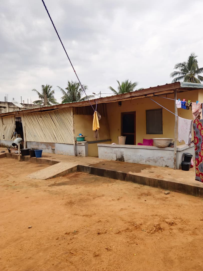 Maison 2 pièces sur lot de 601 m² en vente à Agoè Aŋomé, proche du goudron – 65 millions FCFA