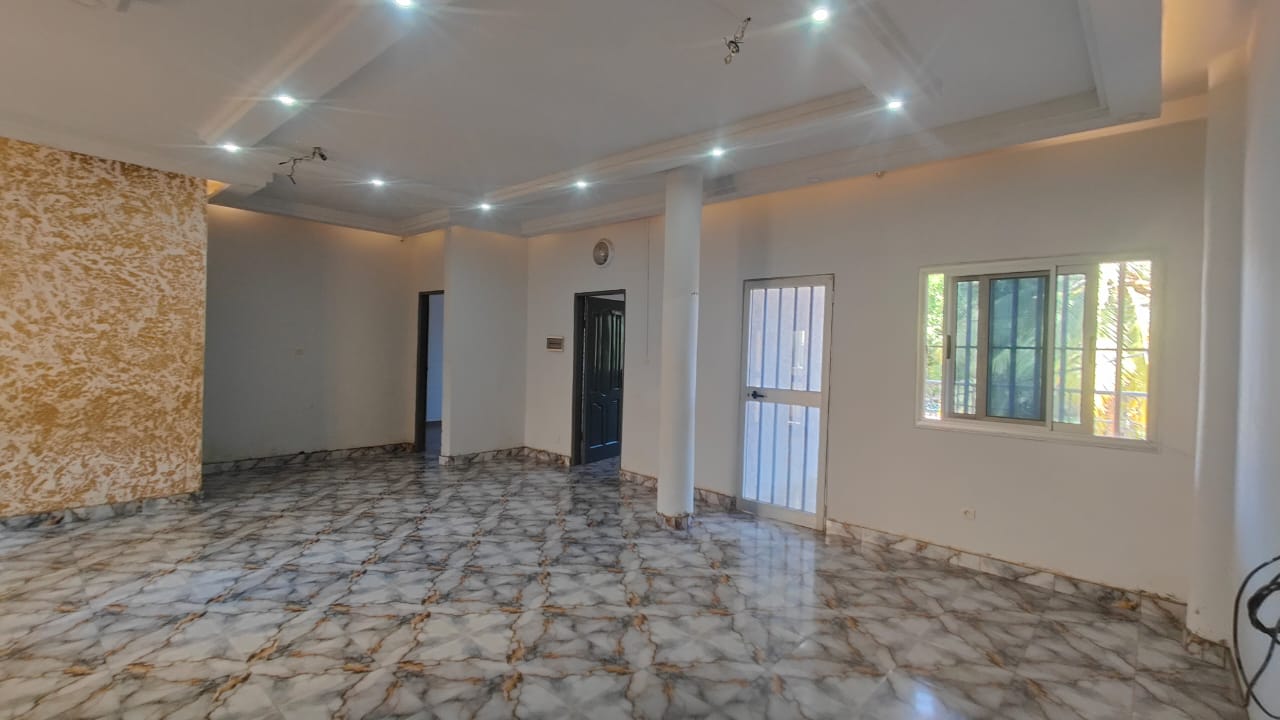 Appartement 2 chambres à louer à 150m du goudron à Léo 2000 – 150 000 FCFA par mois