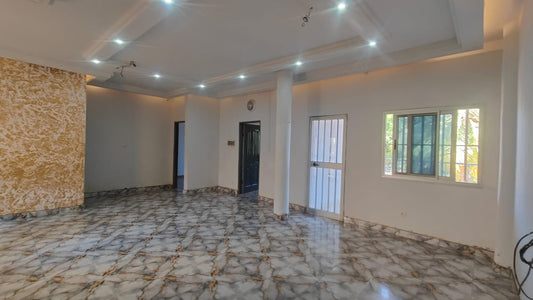 Appartement 2 chambres à louer à 150m du goudron à Léo 2000 – 150 000 FCFA par mois