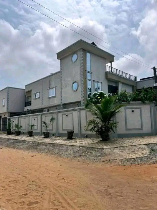 Villa 4 chambres en vente à Agbalepedo – 210 millions FCFA