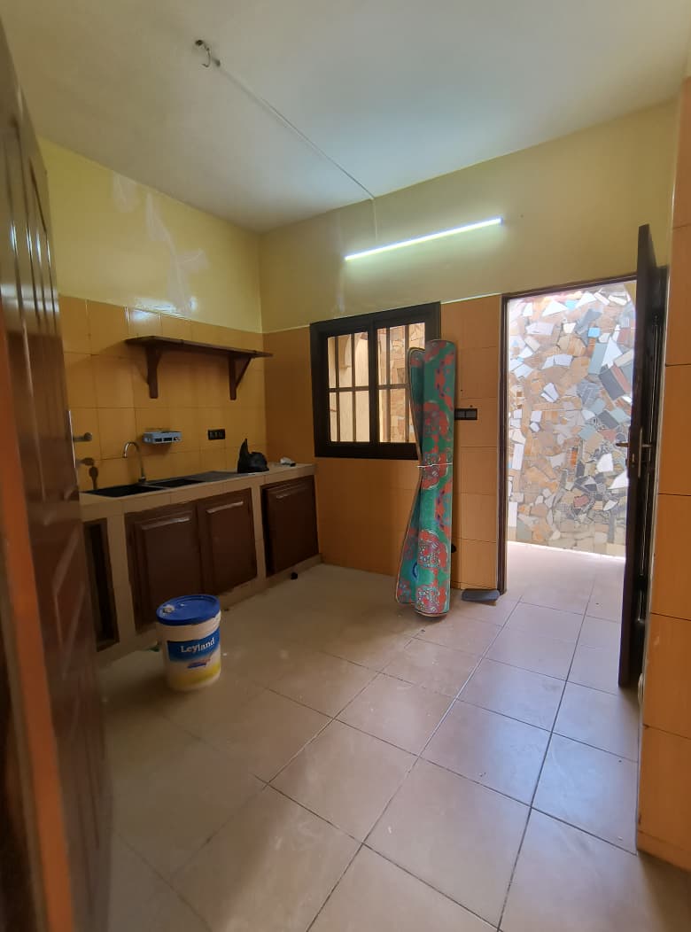 Villa basse 4 chambres à louer à Nyekonakpoè proche du goudron – 300 000 FCFA