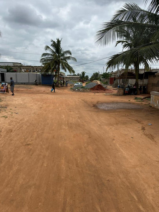 Terrain d'un demi lot en vente à Ségbé derrière station Energium – 8,5 millions FCFA