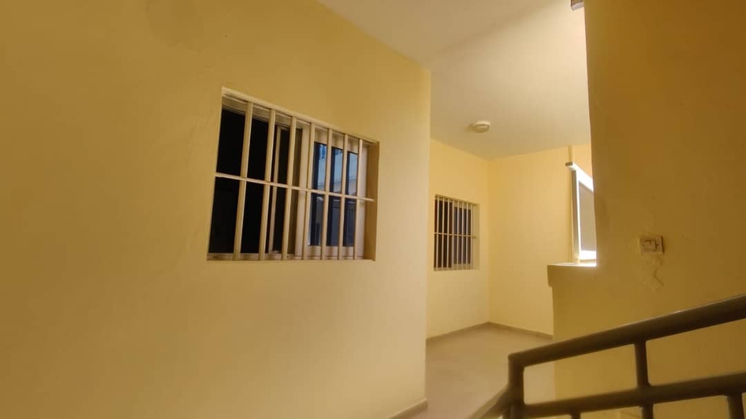 Appartement 2 chambres à louer à 150m du goudron à Léo 2000 – 150 000 FCFA par mois