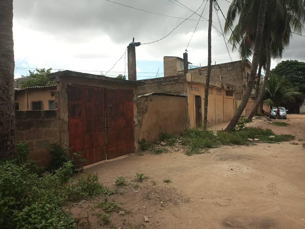Terrain d'un demi-lot clôturé bâti de 6 pièces en vente à Avedji Ametossimé – 22 millions FCFA
