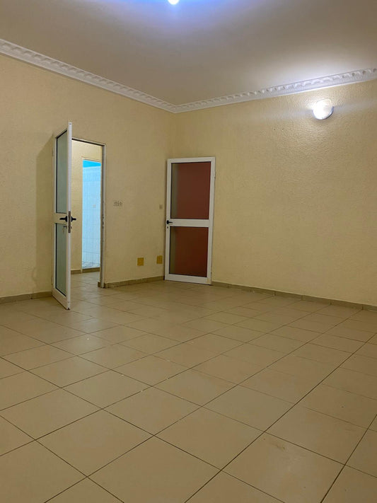 Appartement 2 chambres à louer à Totsi CEG – 90 000 FCFA