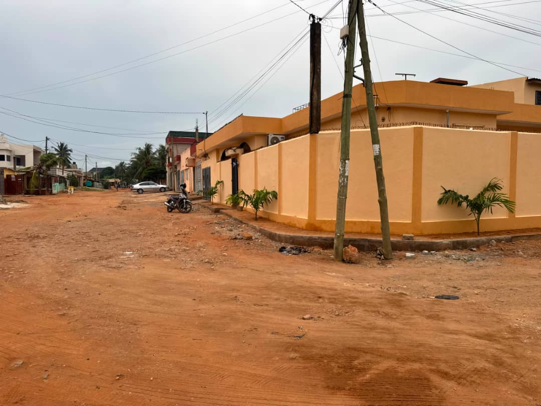 Villa 3 chambres en location en angle de rue à Hédzranawoé – 250 mille FCFA/mois