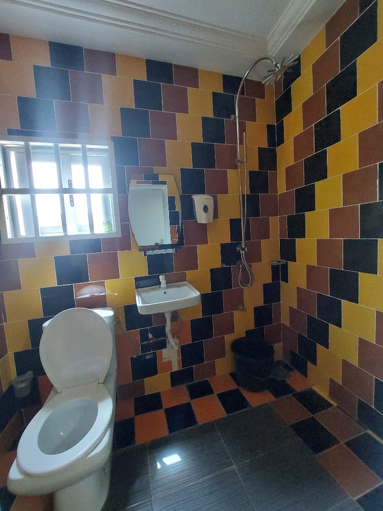 Studio meublé à louer en bordure du goudron à Avepozo – 130 000 FCFA/mois