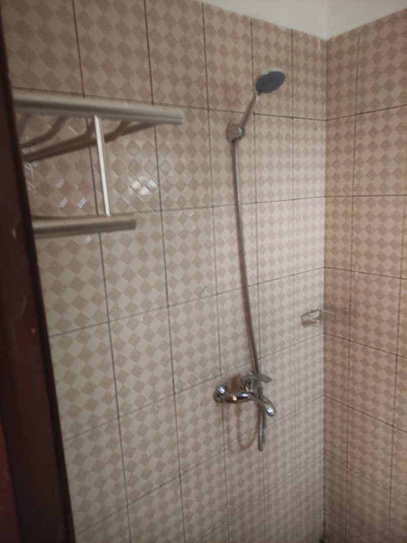 Appartement 3 chambres à louer à Zanguera – 80000 FCFA