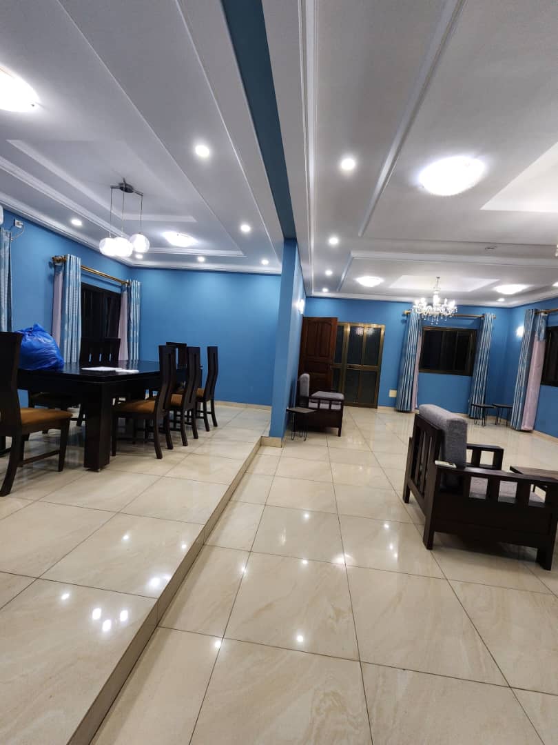 Villa duplex 5 chambres à louer proche du goudron à Togo 2000 – 600.000 FCFA/mois