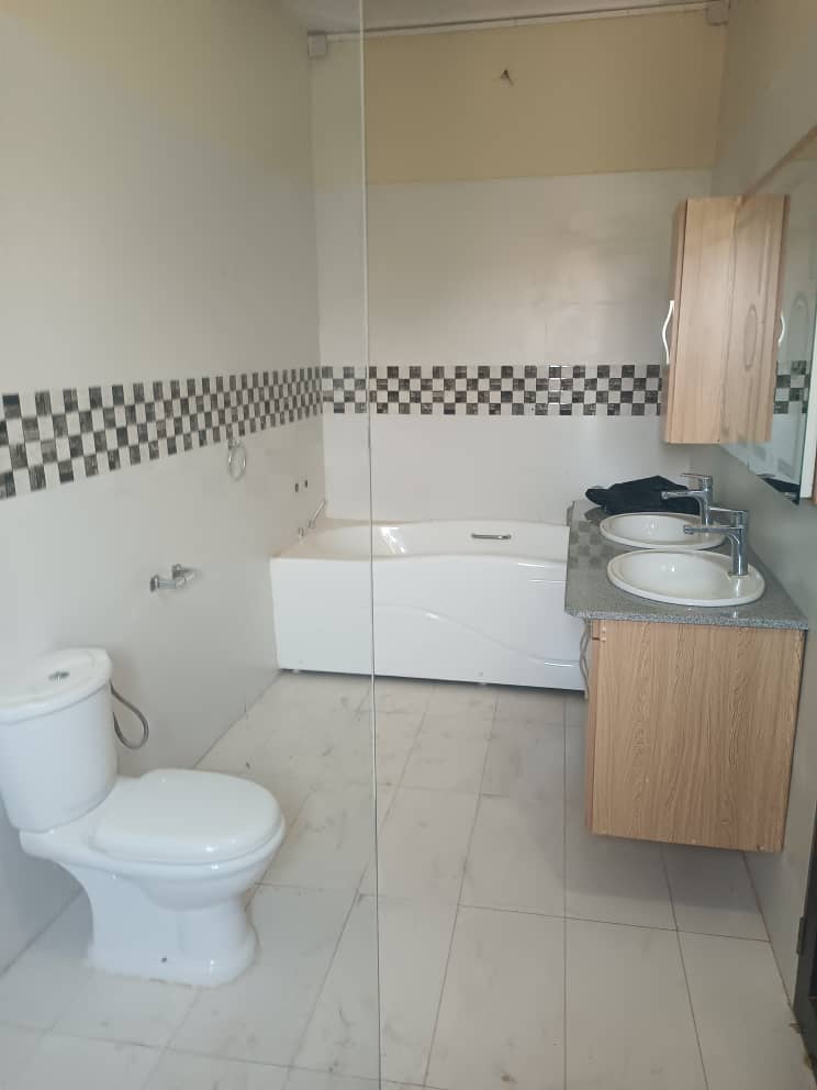 Villa 3 chambres en vente à Zanguera – 160 000 000 FCFA