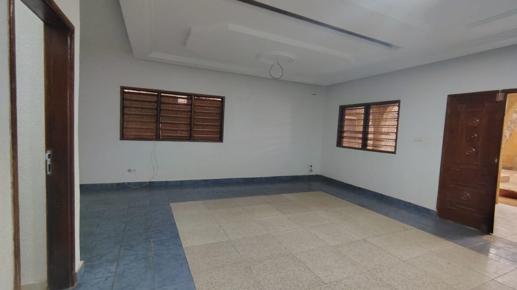 Appartement 2 chambres à louer à Léo 2000 – 75 000 FCFA