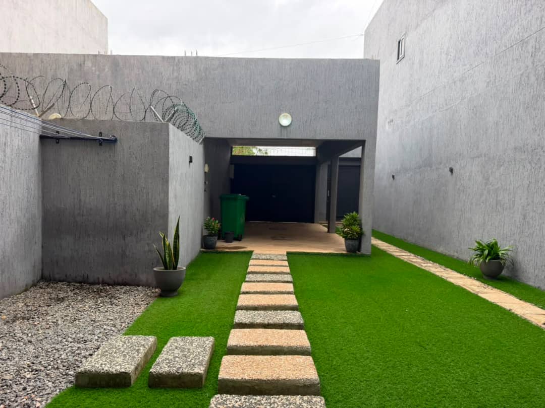 Maison meublée 2 chambres à louer à Agoè Plateau – à partir de 35 000 FCFA
