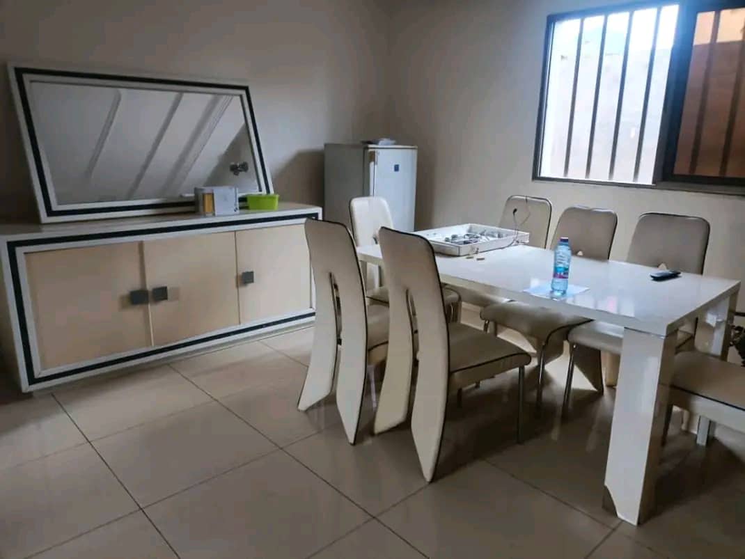 Villa 10 chambres en vente à Gblinkomé Totsi – 350 millions FCFA