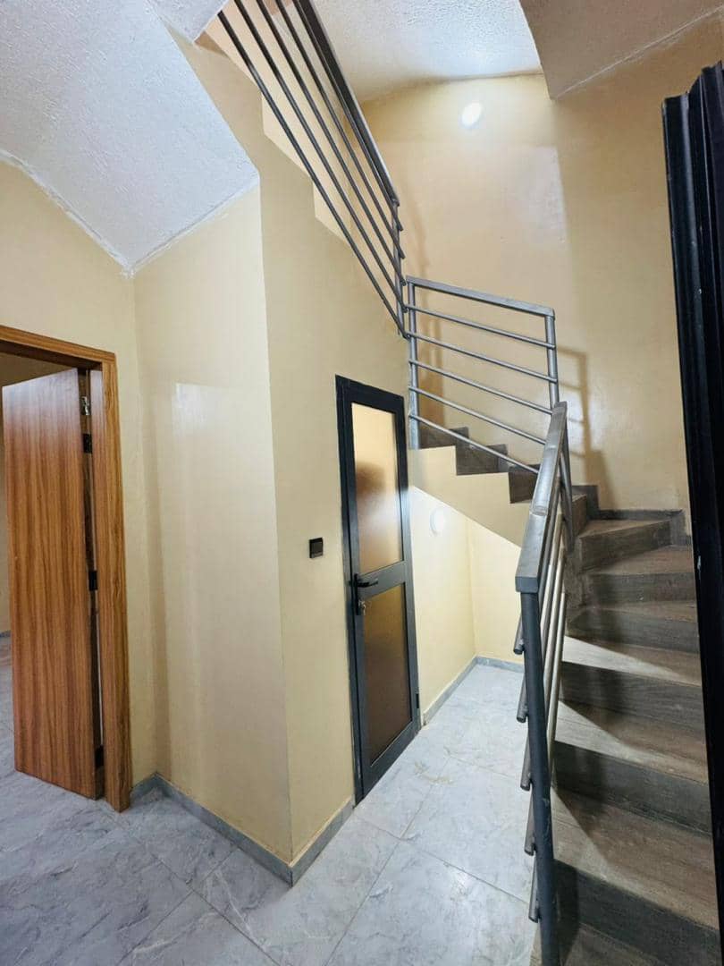 Villa duplex 3 chambres en location à Aéroport proche du goudron – 500.000 FCFA