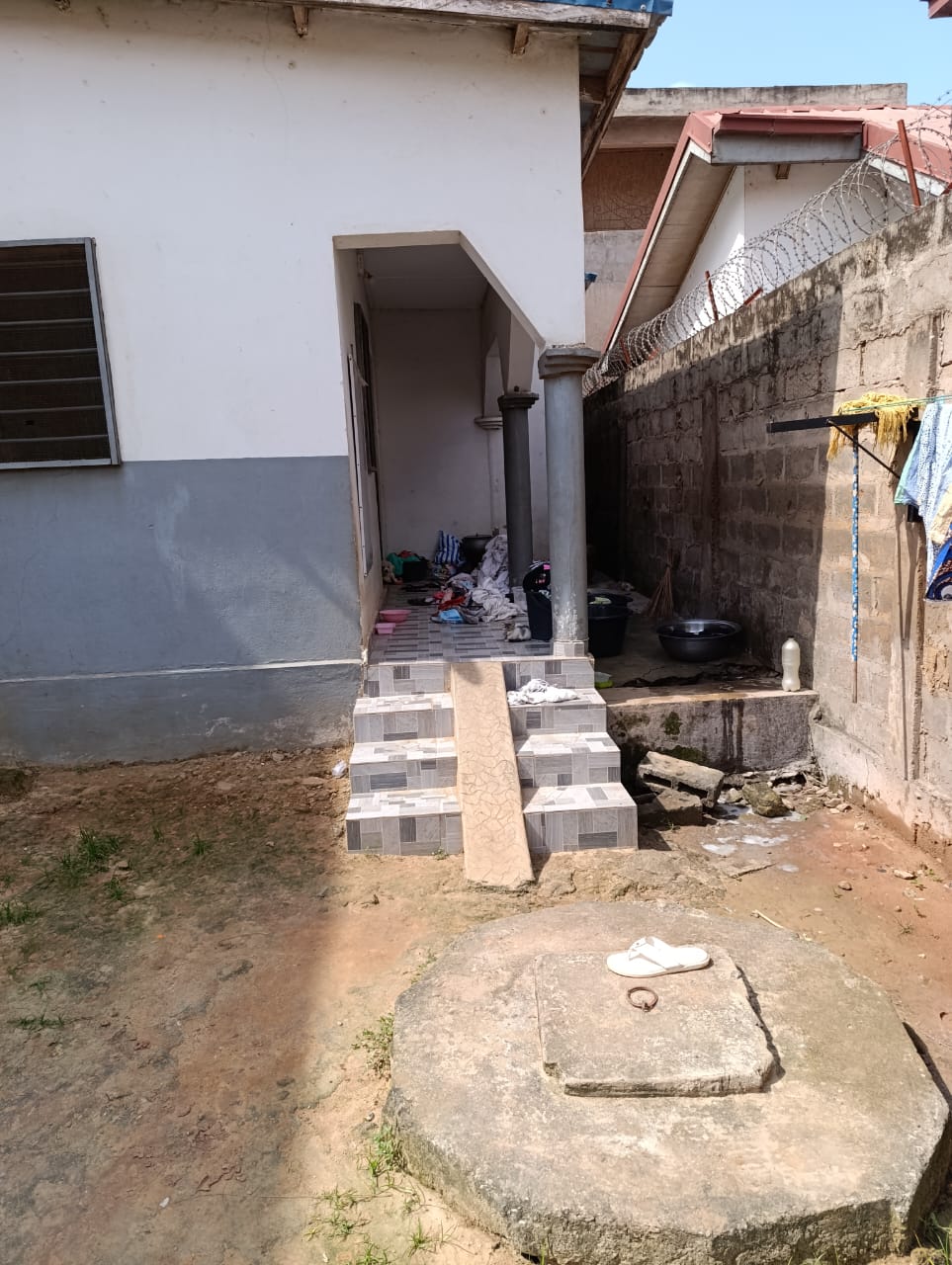 Maison 2 chambres avec boutique en vente à Agoè Nanegbe – 27 millions FCFA