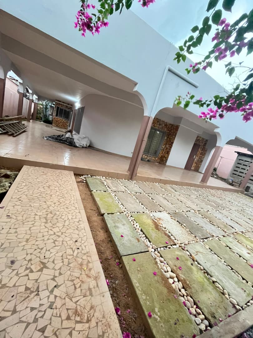 Villa 4 chambres avec dépendance à louer à Totsi hôtel alma – 350 000 FCFA