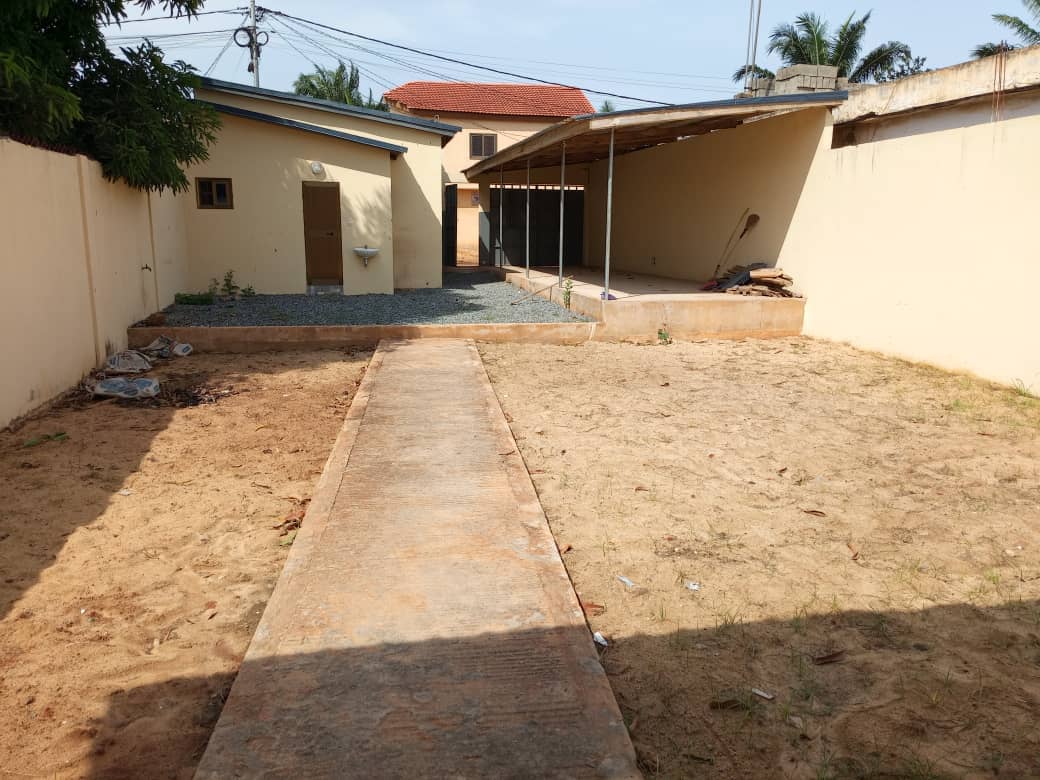 Villa 1 chambre en vente en bordure de goudron à Agoè – 35 millions FCFA