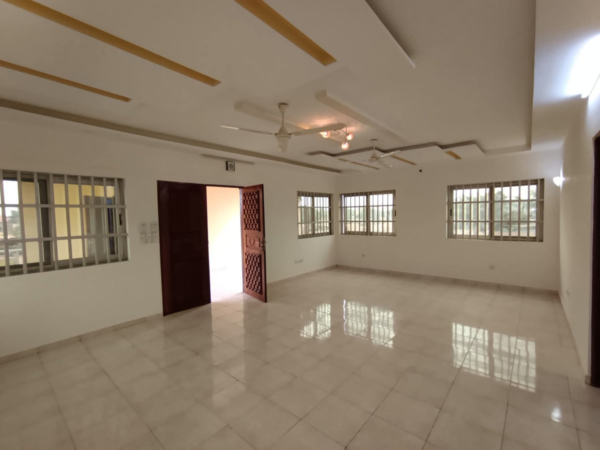 Grand hall de 300 m² à louer à Agbalepedo – 250 000 FCFA/mois