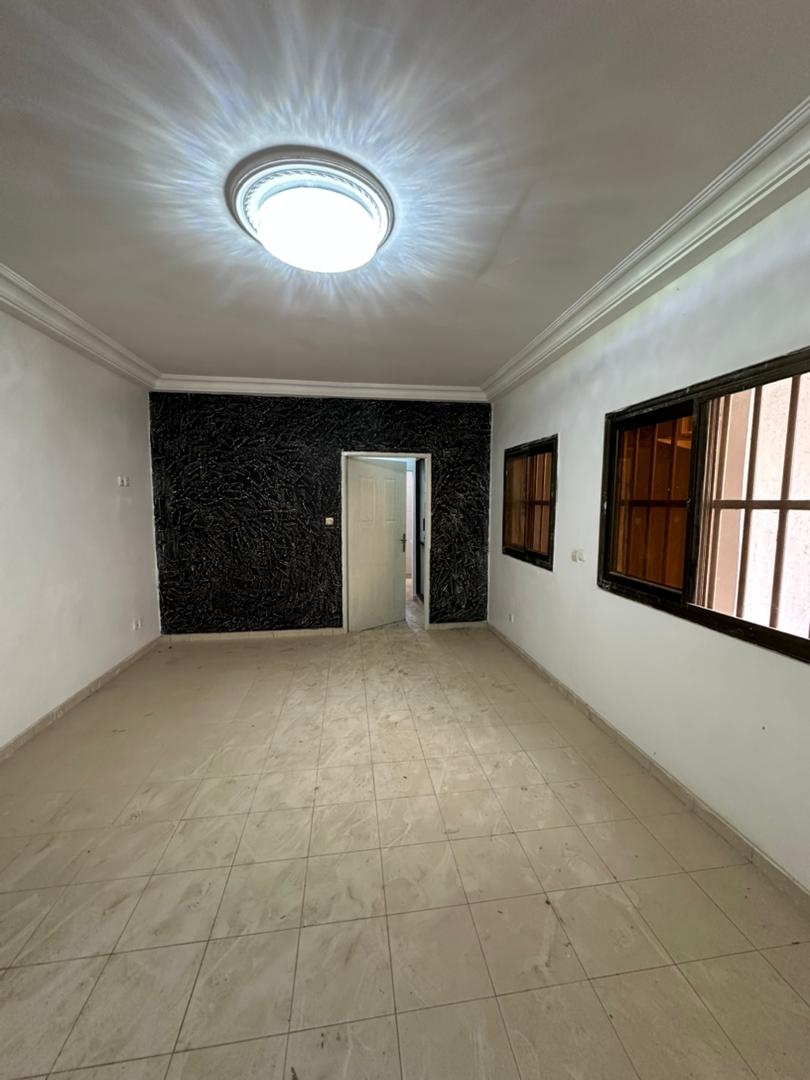 Appartement 3 chambres salon à louer à Léo 2000 – 120000 FCFA