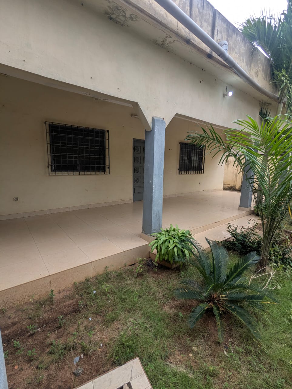 Maison de 600 m² en vente en angle de rue à Avedji – 60 millions FCFA
