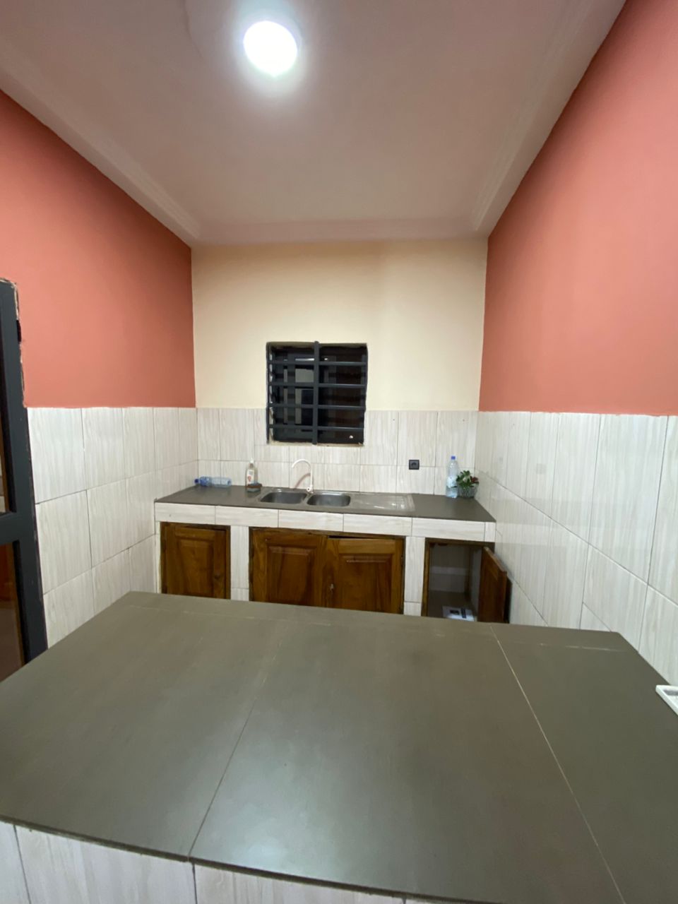 Appartement 2 chambres salon à louer à LEO 2000, proche du goudron – 100 000 FCFA