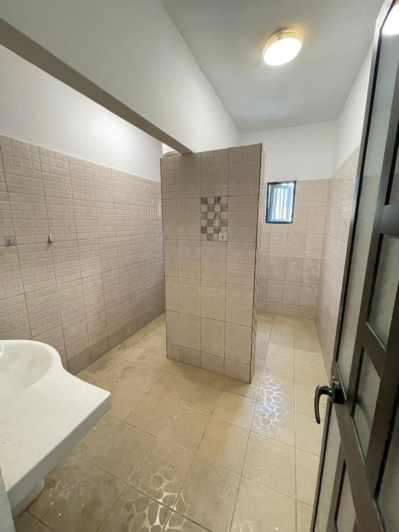 Villa basse 2 chambres à louer à Tokoin Forever – 450000 FCFA