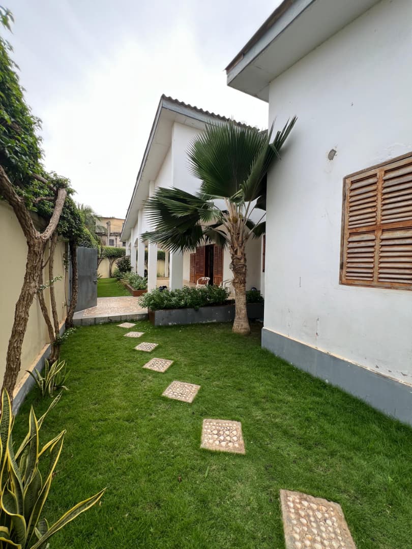 Villa basse 4 chambres en location à Agbalepedo Group C – 400000 FCFA