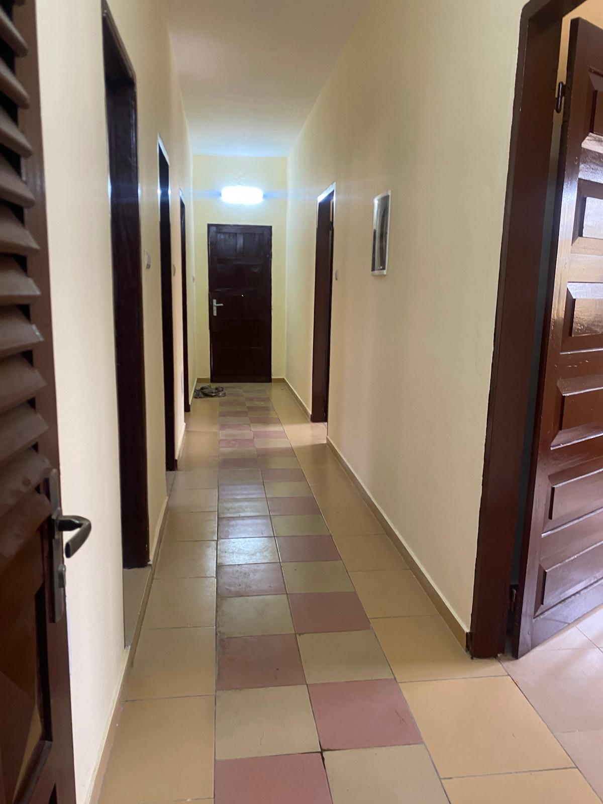 Maison 3 chambres salon rénovée à louer à Tokoin Soted – 200 000 FCFA