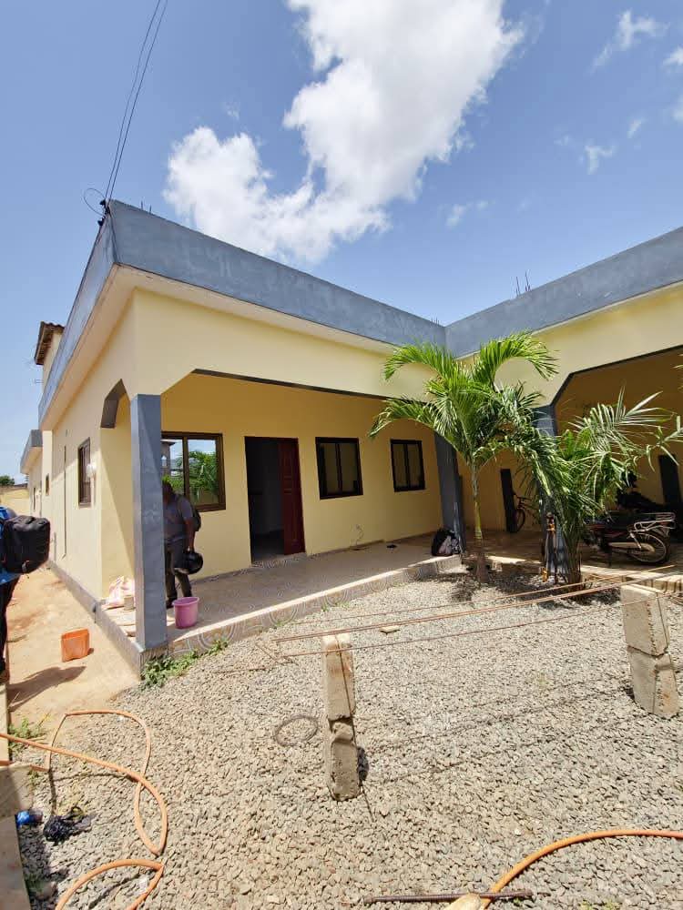Villa 2 chambres de 300 m² en vente à 350m du goudron à Adidogomé Apédokoe – 45 millions FCFA