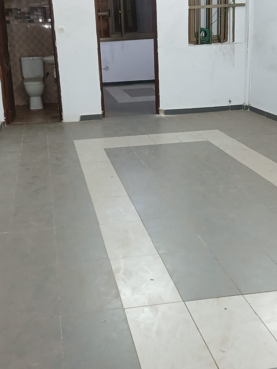 Boutique avec bureau sanitaire en baies vitrées en location au bord du goudron d'Agbalepedo – 120000 FCFA/mois