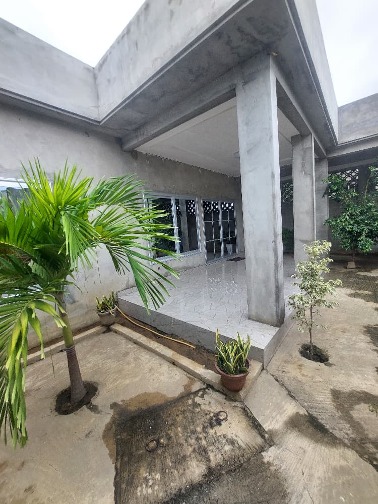 Villa 4 chambres à louer à Agbavi – 200000 FCFA