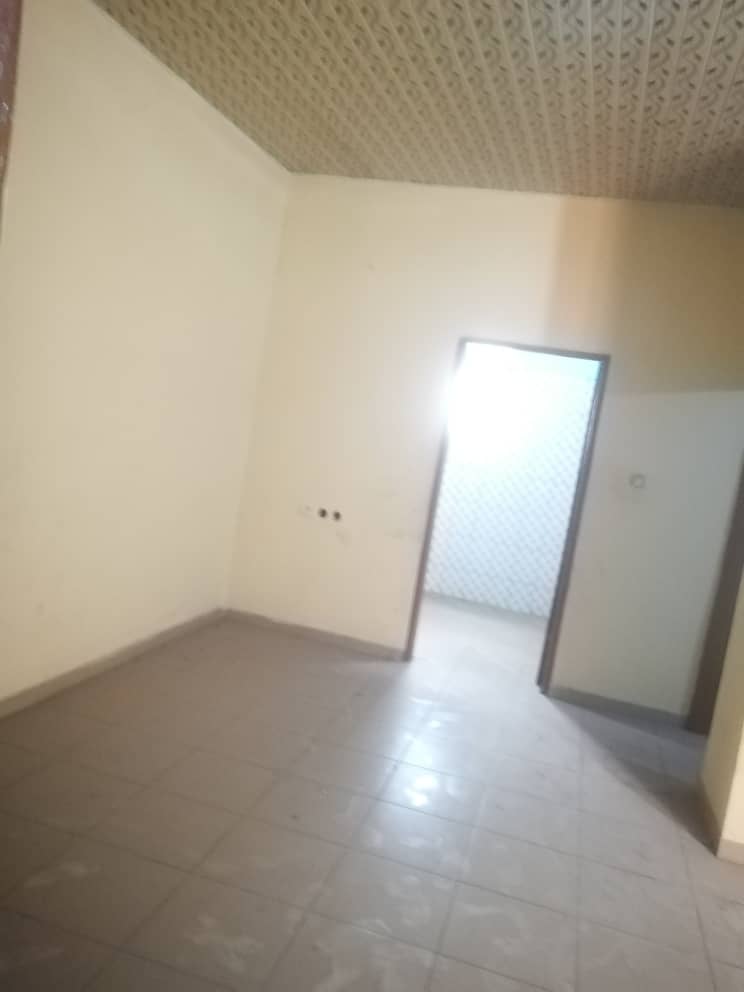 Appartement 2 chambres salon à louer près de BKS2 – 50 000 FCFA/mois