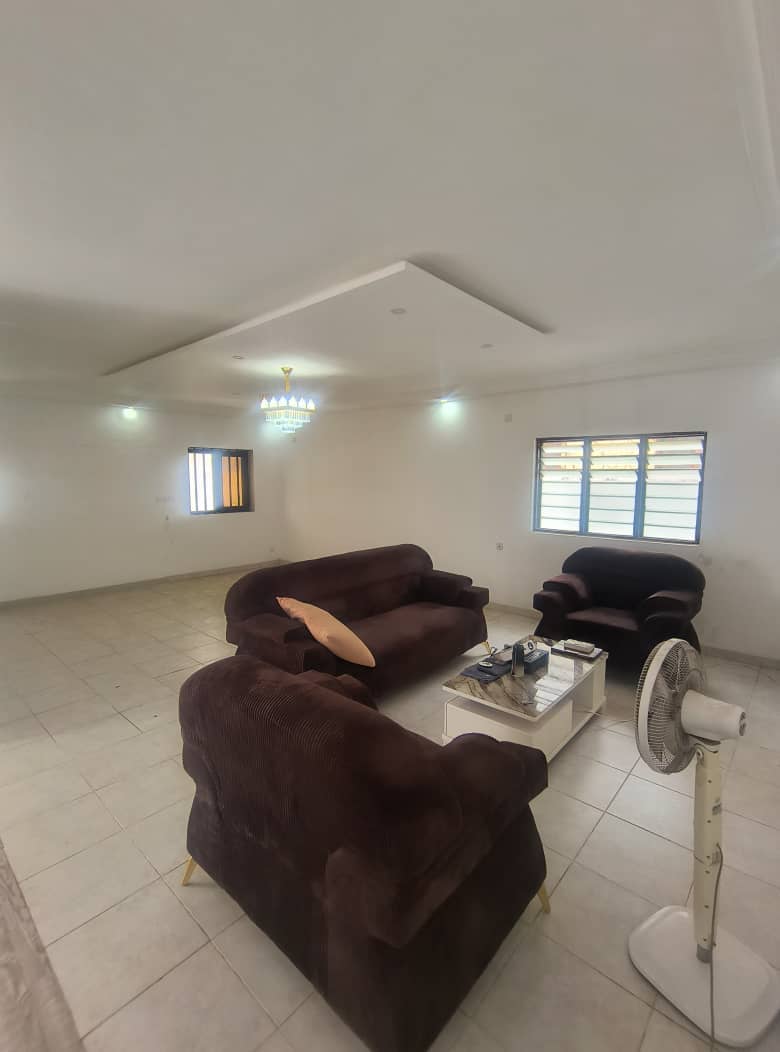 Villa cour unique 4 chambres en location à Tokoin Forever – 500 000 FCFA