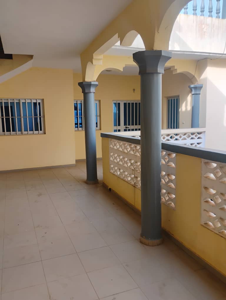 Chambre salon haut standing en location à Adewui – 80 000 FCFA