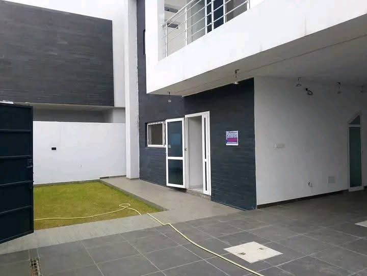Villa duplex 5 chambres avec piscine à louer à Agbalépédo – 1,2 millions FCFA/mois