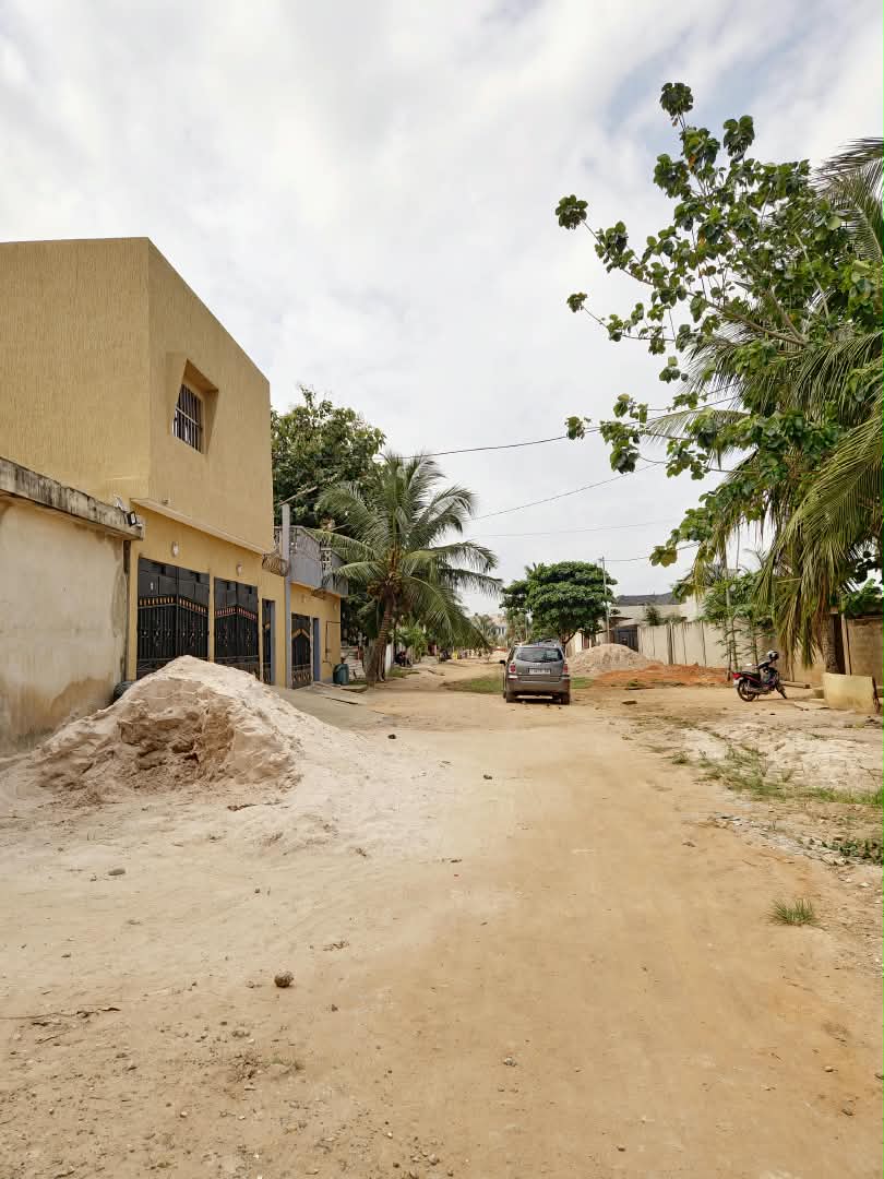 Terrain de 824 m² en vente à Assigamé, angle de rue – 750 millions FCFA