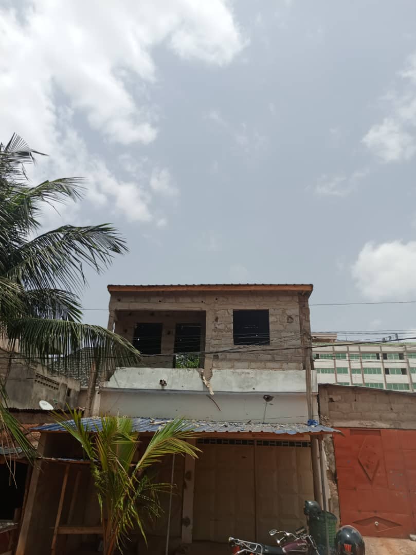 Maison semi-dallé sur ancien quart de lot (160m2) en vente à Agoe Minamadou – 20 millions FCFA