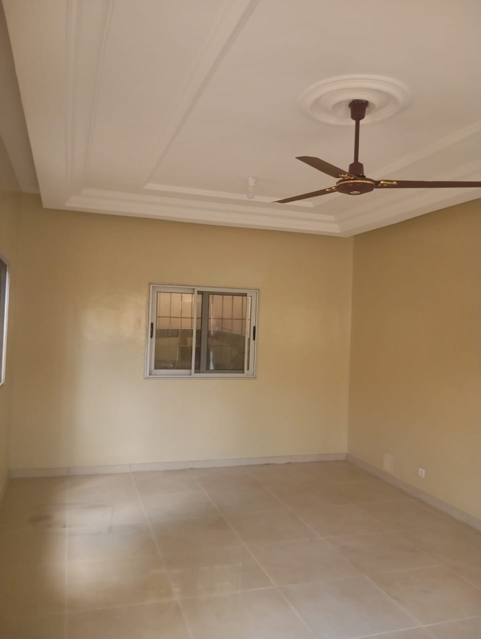 Appartement 2 chambres en location à Djidjolé – 150 000 FCFA