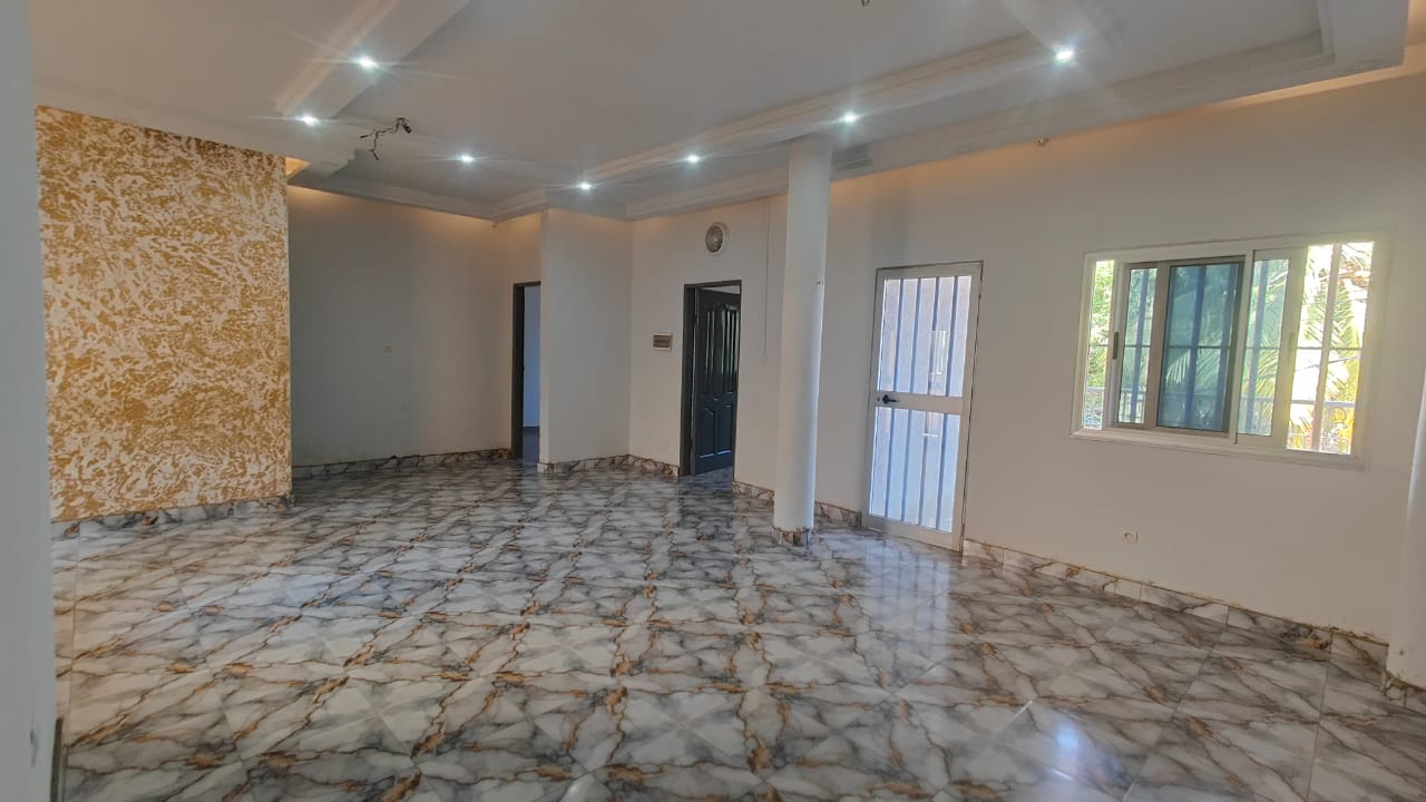 Appartement 2 chambres à louer à 150m du goudron à Léo 2000 – 150 000 FCFA par mois