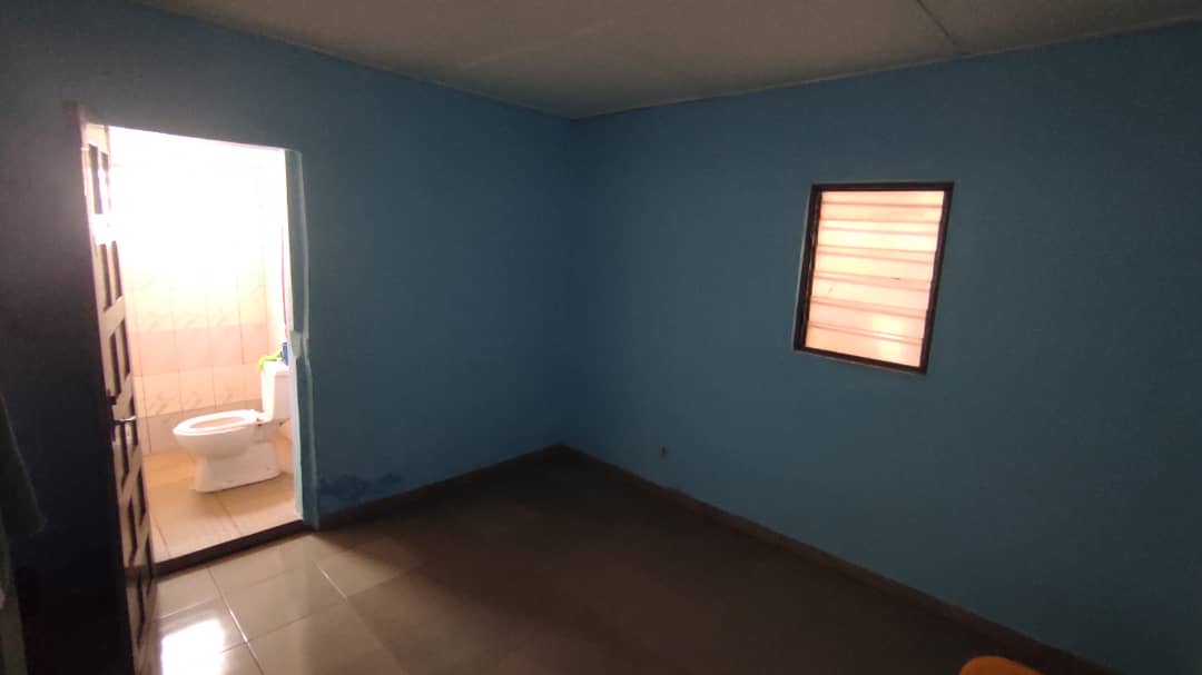 Maison 5 chambres en vente à Totsi, angle de rue – 40 millions FCFA