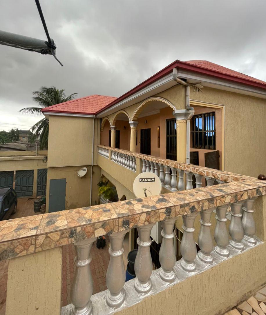 Appartement 4 chambres à louer à Agoè Assiyéyé, proche du goudron – 180 000 FCFA