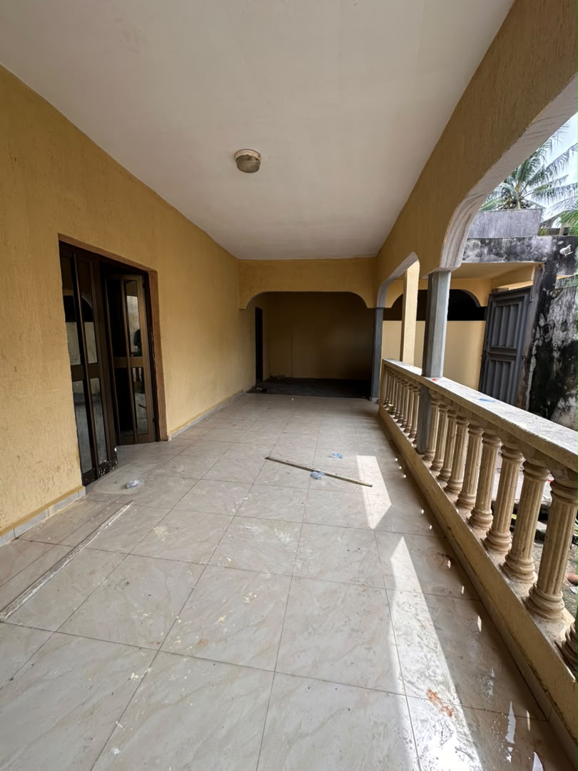 Villa de 4 chambres à louer à Agbalepedo non loin de la poste – 120 000 FCFA