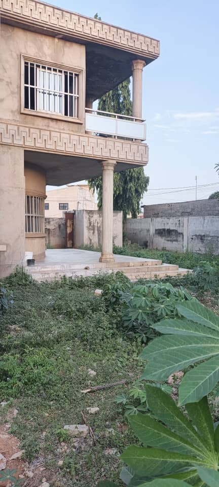 Grande maison en duplex en vente à Adidoadin non loin de l'hôtel concorde – 189 millions FCFA
